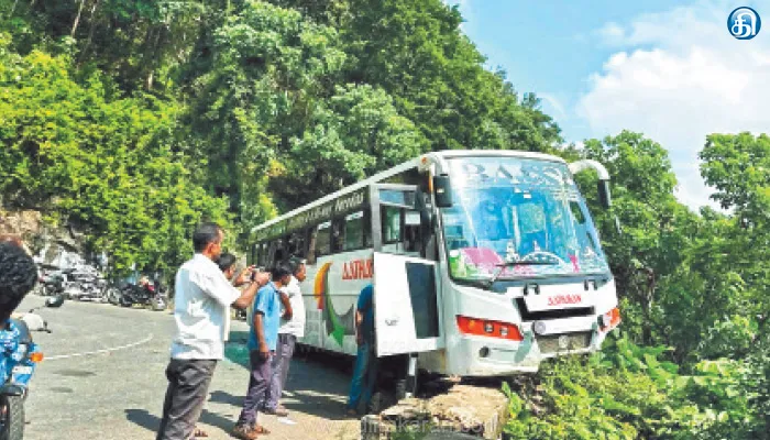 ஏற்காடு மலைப்பாதையில் தடுப்புச்சுவரை உடைத்துக் கொண்டு நின்ற சென்னை பஸ்: 40 பயணிகள் உயிர் தப்பினர்