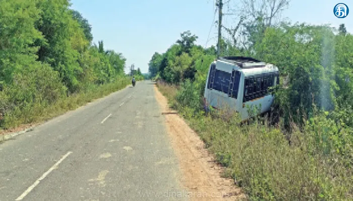 பாலமேடு அருகே டிராக்டர் குறுக்கே வந்ததால் சாலையோரம் பாய்ந்த வேன்: 4 ஆசிரியைகள், டிரைவர் காயம்