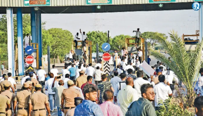 தமிழ்நாடு முழுவதும் மமக போராட்டத்தால் பரபரப்பு பரனூர், துவாக்குடி சுங்கச்சாவடிகள் சூறை