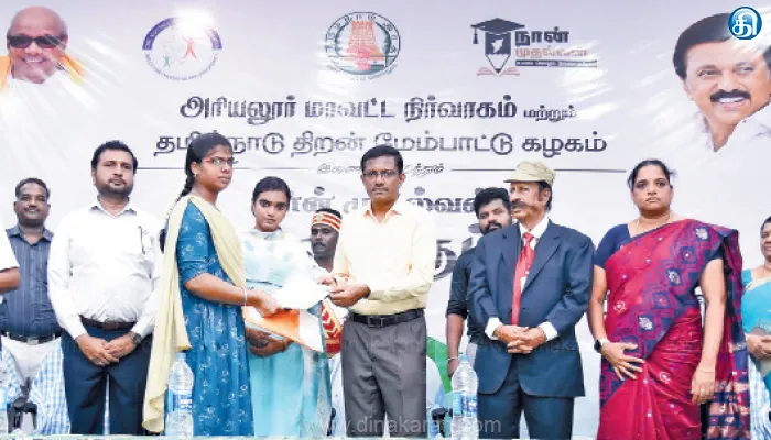 “நான் முதல்வன் உயர்வுக்குபடி” திட்டம் சிறப்பு முகாமில் மாணவர்களுக்கு உயர்கல்வி சேர்க்கை ஆணை