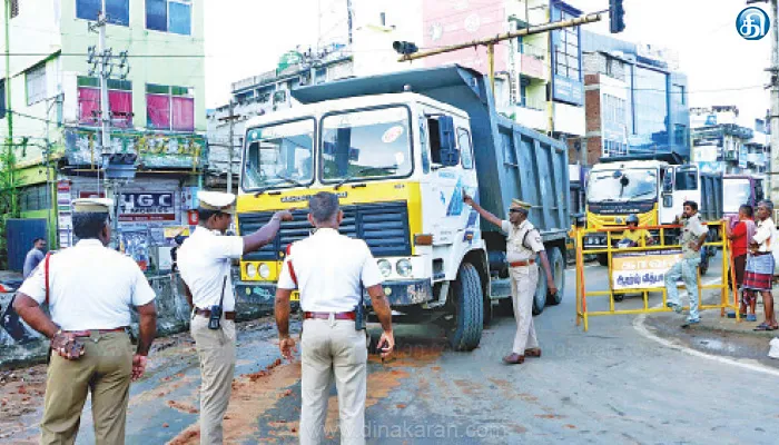 நாகர்கோவிலில் பாதாள சாக்கடை குழியில் சிக்கிய அரசு பஸ்: கடும் போக்குவரத்து நெரிசல்