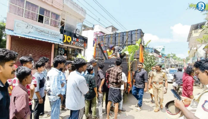 அருமனை அருகே விநாயகர் சிலை ஊர்வலம் வாகனத்தில் கொண்டு வந்த பேப்பர் கன் பறிமுதல்