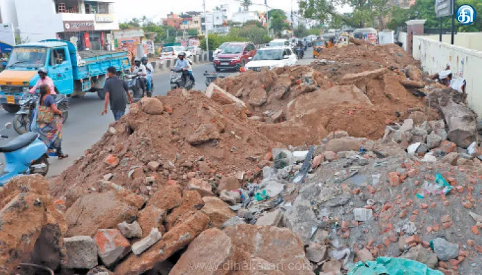 சாலையின் இருபுறமும் மலைபோல் குவிந்து கிடக்கும் கற்கள், மணல் பருவ மழைக்கு முன்பு முடியுமா இசிஆர் விரிவாக்க பணி? விரைந்து முடிக்க மக்கள் கோரிக்கை