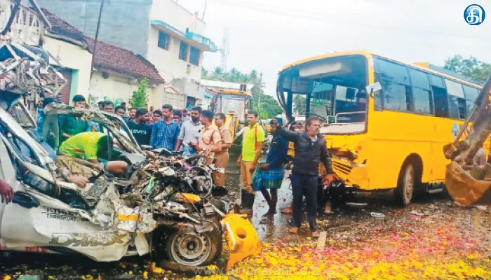 தஞ்சை அருகே கல்லூரி பஸ் மீது லாரி மோதி 2 பேர் பரிதாப பலி: 20 மாணவ, மாணவியர் காயம்