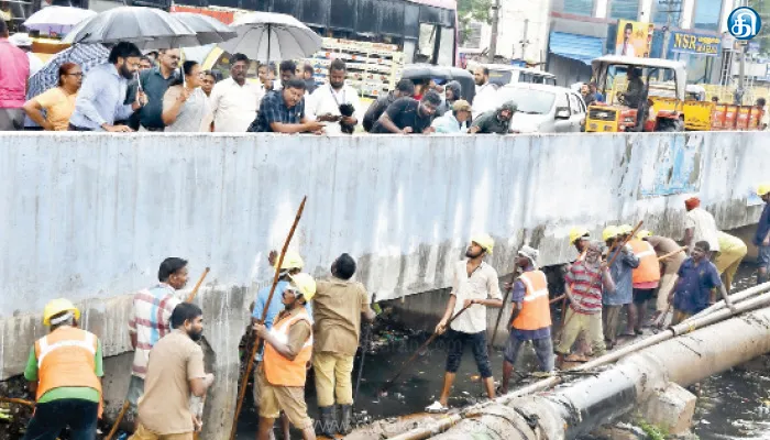 வடகிழக்கு பருவமழை முன்னெச்சரிக்கை நடவடிக்கையாக வேலூர் மாநகராட்சி பகுதிகளில் கண்காணிப்பு அலுவலர் ஆய்வு