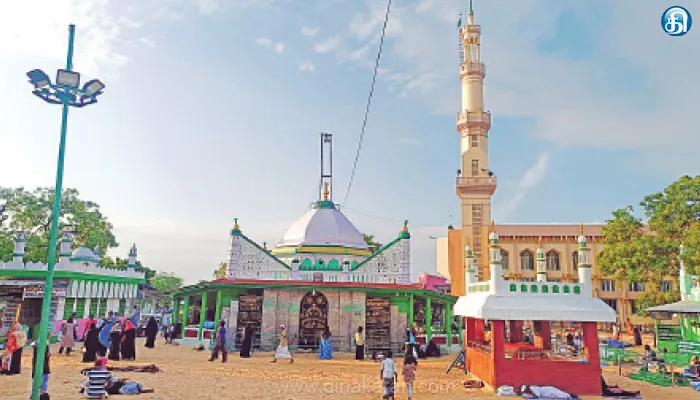 காலம் கடந்து நிற்கும் மதநல்லிணக்க ஏர்வாடி தர்காவுக்கு பஸ் வசதி வேண்டும்