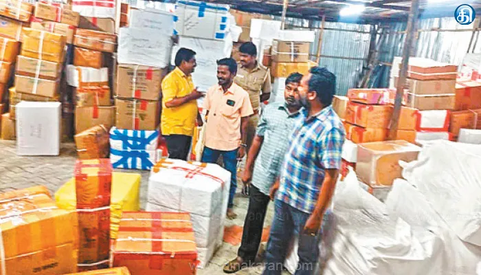 அனுமதியின்றி இருப்பு வைத்திருந்த ரூ30 லட்சம் பட்டாசுகள் பறிமுதல்: லாரி ஷெட்டுக்கு சீல்