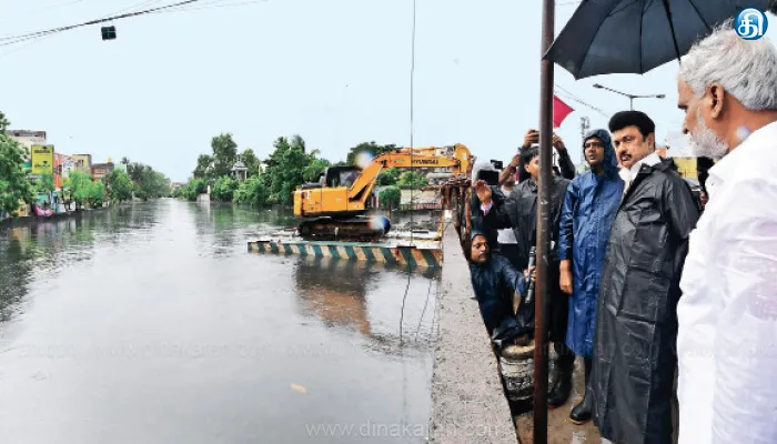 சென்னையில் வெளுத்து வாங்கும் கனமழை வடசென்னையில் முதல்வர் நேரில் ஆய்வு: ஊழியர்களுடன் ஒன்றாக சேர்ந்து தேநீர் அருந்தினார்