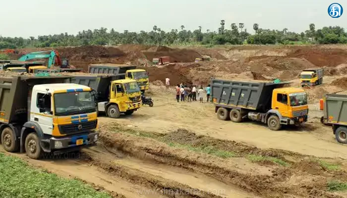 ஆற்றுமணலை ஏற்றிவந்த 10 லாரிகள் சிறைபிடிப்பு