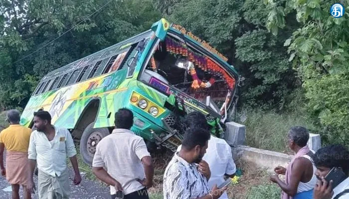 திருவாரூர் அருகே தடுப்புச்சுவர் மீது தனியார் பேருந்து மோதிய விபத்தில் 8 பேர் காயம்