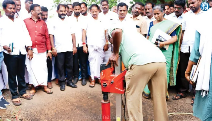 ரூ.3.74 கோடி மதிப்பீட்டில் தார் சாலை பணி தரமற்ற முறையில் இருப்பதாக பொதுமக்கள் புகார்: எம்எல்ஏ பாபு ஆய்வு