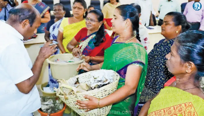 நெல்லை மாநகராட்சியில் மக்கள் குறைதீர்க்கும் நாள் கூட்டம் குப்பை கூடைகளோடு பெண்களை அழைத்து வந்த கவுன்சிலரால் பரபரப்பு