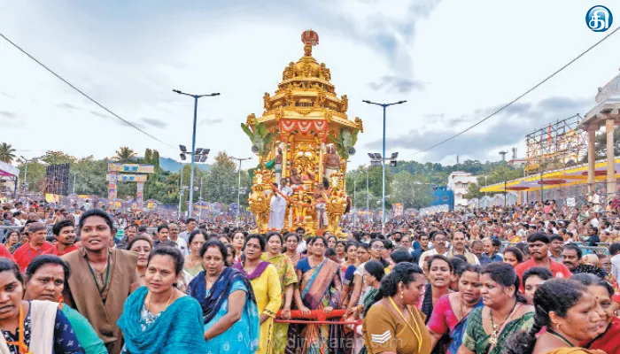 திருப்பதியில் பிரமோற்சவ விழா கோலாகலம் தங்க தேரில் வீதி உலா வந்த மலையப்ப சுவாமி: லட்சக்கணக்கான பெண்கள் வடம் பிடித்து இழுத்தனர்