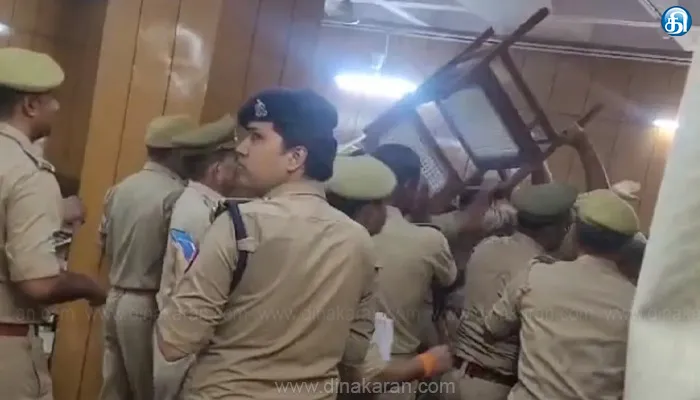 காசியாபாத் நீதிமன்றத்தில் நீதிபதி – வழக்கறிஞர்கள் இடையே ஏற்பட்ட மோதலால் பரபரப்பு!