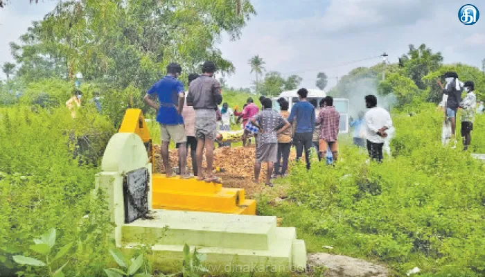 கலெக்டர் தலைமையில் நடந்த பேச்சு வார்த்தையில் உடன்பாடு எரித்து கொல்லப்பட்ட வாலிபர் உடல் சொந்த ஊரில் அடக்கம்