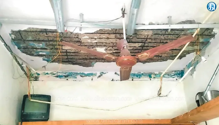 தொடர் மழை காரணமாக நகராட்சி கடையின் மேற்கூரை சிமென்ட் பெயர்ந்து விழுந்தது