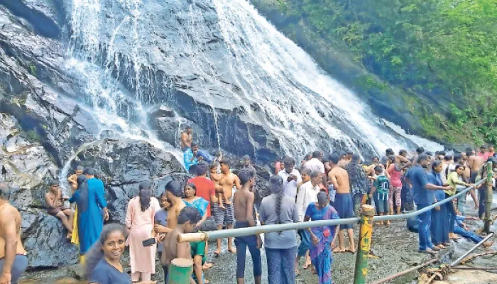 தொடர் விடுமுறையையொட்டி ஆழியார் அணை, கவியருவியில் குவிந்த சுற்றுலா பயணிகள்