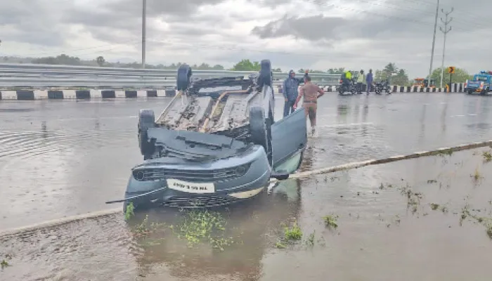 மிகக் கனமழை பெய்யுமாம்… டூவீலர், காரில் பயணிப்பவர்களே உஷாருங்க… வாகனங்கள் வழுக்கிட்டா ஆயிடும் பேஜாருங்க…