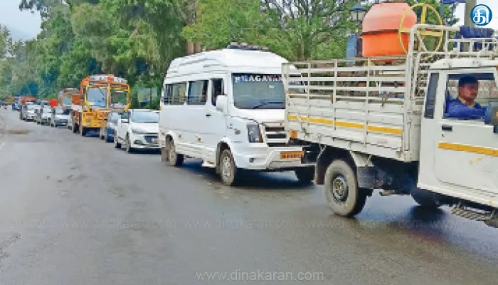 தொடர் விடுமுறையால் வாகன நெரிசலில் தத்தளிக்கும் ஊட்டி நகரம்: 2 கிமீ தூரத்தை கடக்க அரை மணி நேரமாகிறது