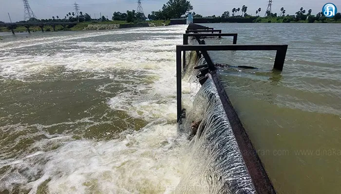 அடையாறு, கொசஸ்தலை ஆற்றில் மழைநீரை விரைந்து வெளியேற்ற 33 அதிகாரிகள் அடங்கிய குழு: நீர்தேக்கங்களை 24 மணி நேரமும் கண்காணிக்க முடிவு தயார் நிலையில் 40 பொக்லைன் இயந்திரங்கள் நீர்வளத்துறை அதிகாரிகள் தகவல்