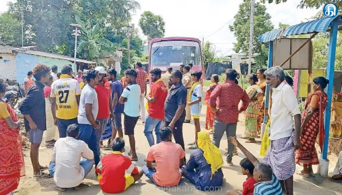 பொன்னேரியில் சாலையை சீரமைக்கக்கோரி மறியல்