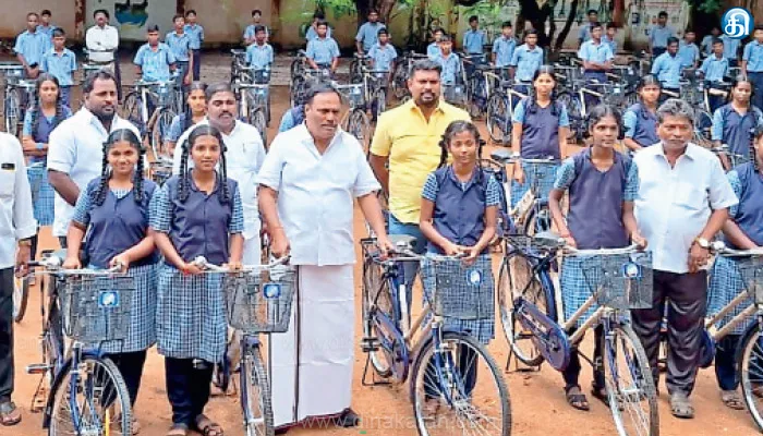சோழவரம் ஒன்றியத்தில் மாணவர்களுக்கு இலவச சைக்கிள்