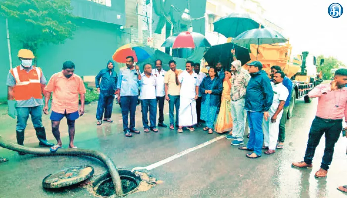 மழைநீர் அகற்றும் பணியில் காஞ்சிபுரம் எம்எல்ஏ, மேயர்