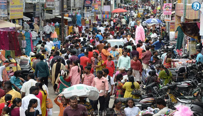 ஆயுத பூஜை கொண்டாட்டம் களைக்கட்டியது; தமிழகம் முழுவதும் பஜார் வீதிகளில் அலைமோதும் மக்கள் கூட்டம்