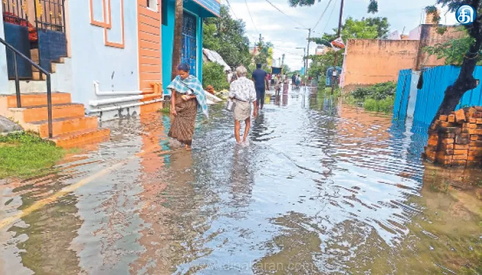 குடியிருப்புகளை மழைநீர் சூழ்ந்ததால் மணலி விஸ்வநாததாஸ் நகர் பொதுமக்கள் கடும் தவிப்பு: திமுகவினர் நிவாரண உதவி வழங்கினர்