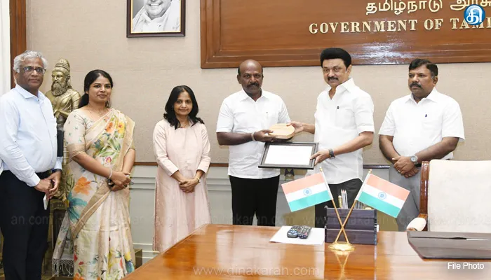 “மக்களைத் தேடி மருத்துவம்” திட்டத்திற்கு வழங்கப்பட்ட ஐக்கிய நாடுகள் விருது உள்ளிட்ட விருதுகளை காண்பித்து முதல்வரிடம் வாழ்த்து பெற்றார் அமைச்சர்!!