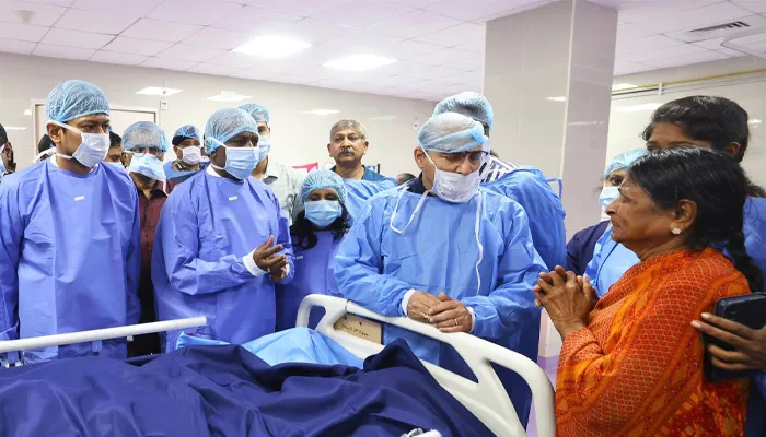 நோயாளியின் உறவினரால் தாக்கப்பட்டு சிகிச்சை பெற்று வரும் அரசு மருத்துவர் பாலாஜியை நேரில் சந்தித்தார் துணை முதலமைச்சர்