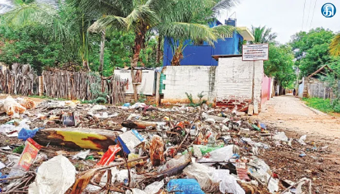 கீழக்கரை அருகே நோய் பரப்பும் குப்பை கழிவுகள்