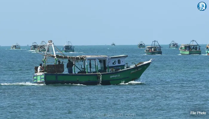 நெடுந்தீவு அருகே மீன் பிடித்துக் கொண்டிருந்த ராமேஸ்வரம் மீனவர்களை சிறைபிடித்து இலங்கை கடற்படை