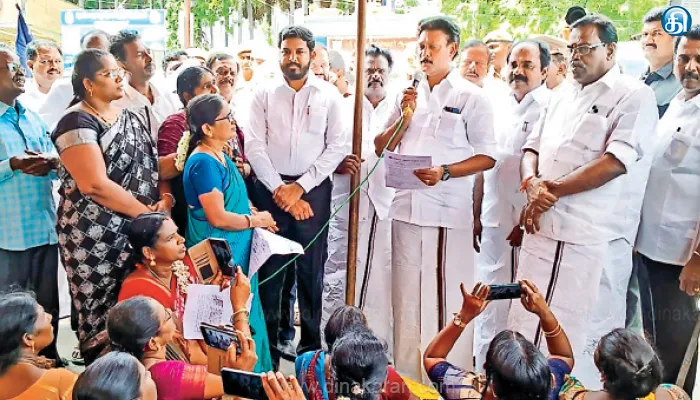 பள்ளி குழந்தைகளுக்கு உணவு பரிமாறும் சத்துணவு ஊழியர்கள் பசியோடு இருக்க கூடாது: உண்ணாவிரத போராட்டம் நடத்தியவர்களிடம் அமைச்சர் உருக்கம்