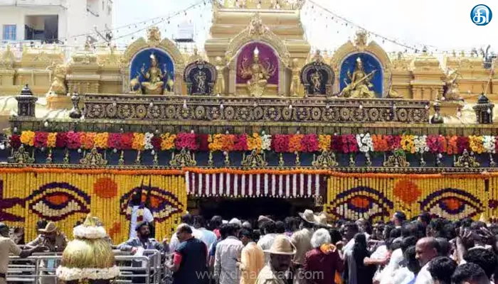 பல மணிநேரம் காத்திருந்து ஹாசனாம்பா கோயிலில் சாமி தரிசனம் செய்த பக்தர்கள்