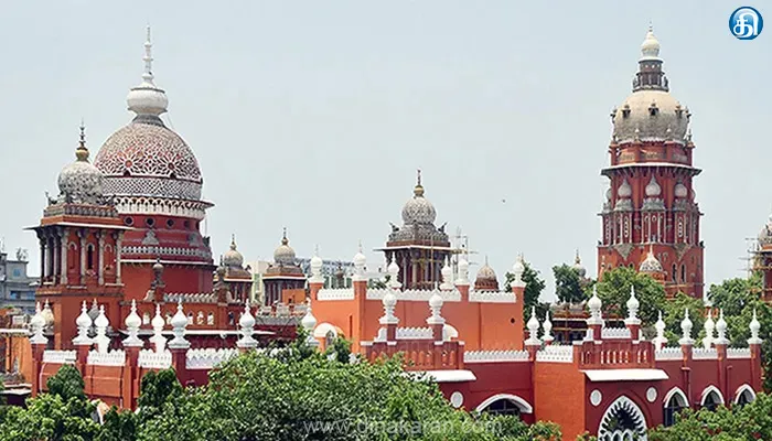 மாணவர்கள் மோதலால் முதல் தகவல் அறிக்கை பதிவு சட்ட கல்லூரி மாணவன் தேர்வு எழுத அனுமதி: சட்ட பல்கலை டீனுக்கு ஐகோர்ட் உத்தரவு