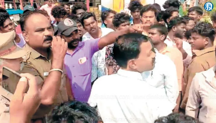சங்க பெயர் பலகையை அகற்றியதை கண்டித்து ஆட்டோ ஓட்டுநர்கள் திடீர் சாலை மறியல்: உத்திரமேரூர் அருகே பரபரப்பு