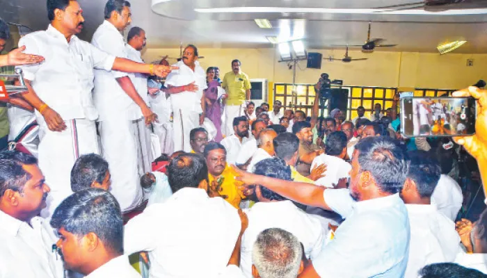 மாஜி அமைச்சர் வேலுமணி முன்னிலையில் நெல்லை அதிமுக கூட்டத்தில் நிர்வாகிகள் பயங்கர மோதல்: கும்பகோணத்திலும் கும்மாங்குத்து