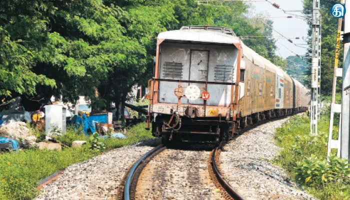 காஞ்சிபுரம் பழைய ரயில் நிலையம் கேட் பகுதியில் சரக்கு ரயிலில் புகை வந்ததால் திடீர் நிறுத்தம்: போக்குவரத்து பாதிப்பால் வாகன ஓட்டிகள் அவதி