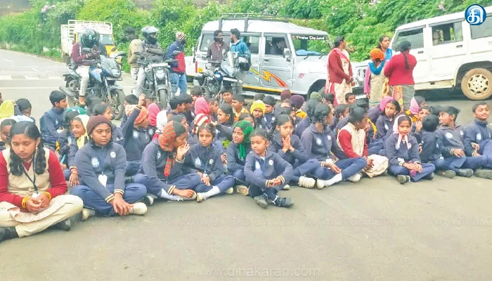 ஊட்டி அருகே கூடுதல் வகுப்பறைகள் கட்டித்தரக்கோரி பள்ளி மாணவர்கள் திடீர் சாலை மறியல்