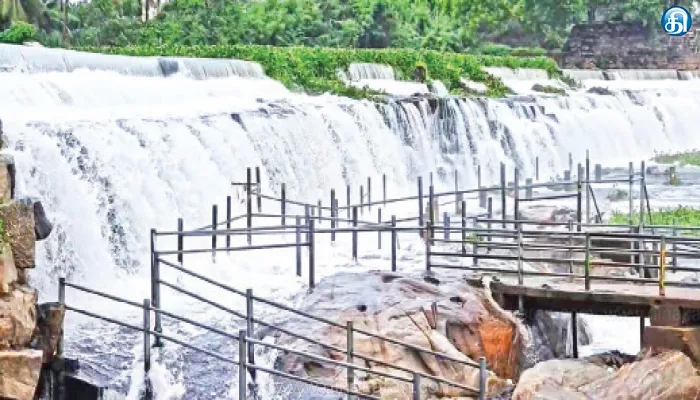 கொடிவேரி அணையில் நீர்வரத்து அதிகரிப்பு; பயணிகளுக்கு தடை