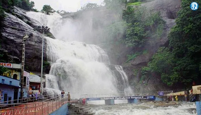 தொடர் கனமழையால் வெள்ளப்பெருக்கு: குற்றாலம் மெயின் அருவியில் சுற்றுலா பயணிகள் குளிக்க தடை