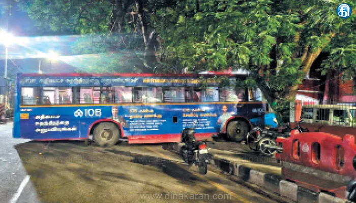 10 நாட்களாக பணி வழங்காததால் மாநகர பேருந்தை வேகமாக இயக்கி காவல் நிலையம் மீது மோதி விபத்து: மெக்கானிக் கைது