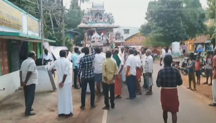 மக்கள் எதிர்ப்பை அடுத்து மடத்திலிருந்து வெளியேறினார் சூரியனார் கோயில் ஆதீன மடாதிபதி மகாலிங்க பரமாச்சாரி