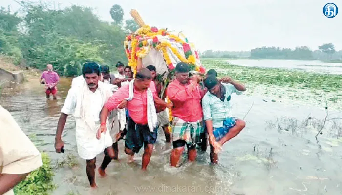 மணமேல்குடி அருகே மயான சாலை இல்லாததால் இறந்தவர் உடலை தண்ணீரில் இறங்கி தூக்கி செல்லும் அவலம்