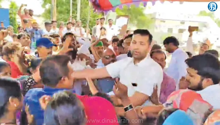 தெலங்கானாவில் பார்மா நிறுவனத்திற்கு நிலம் சேகரிப்பதற்காக சென்ற அதிகாரிகளை தாக்கிய கிராம மக்கள்