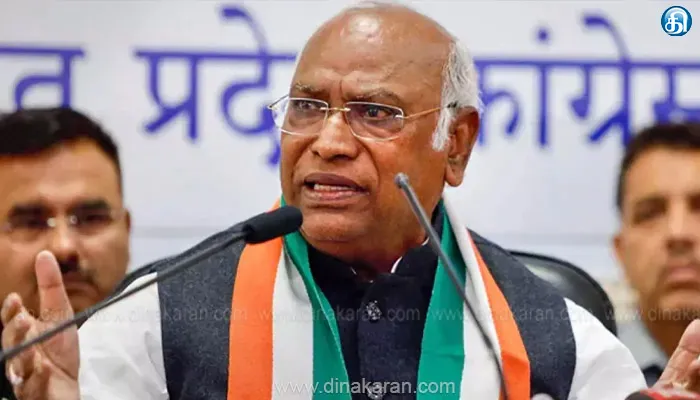 அரசியலமைப்பு புத்தகம் வெற்று காகிதம் இல்லை மோடியை தொடக்க பள்ளிக்கு அனுப்ப வேண்டும்: காங்கிரஸ் தலைவர் கார்கே சாடல்