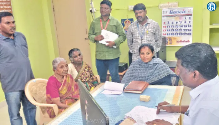 ஒரே நாளில் 55 மனுதாரர்கள் நேரடி விசாரணைக்கு அழைப்பு பிறப்பு, இறப்பு சான்று விசாரணை தாமதத்தால் மனுதாரர்கள் வாக்குவாதம்