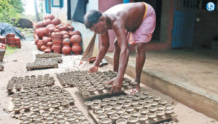 கார்த்திகை தீபத்திருவிழாவை முன்னிட்டு அகல் விளக்கு தயாரிப்பு பணிகள் மும்முரம்: மண்பாண்ட தொழிலாளர்கள் ஆர்வம்