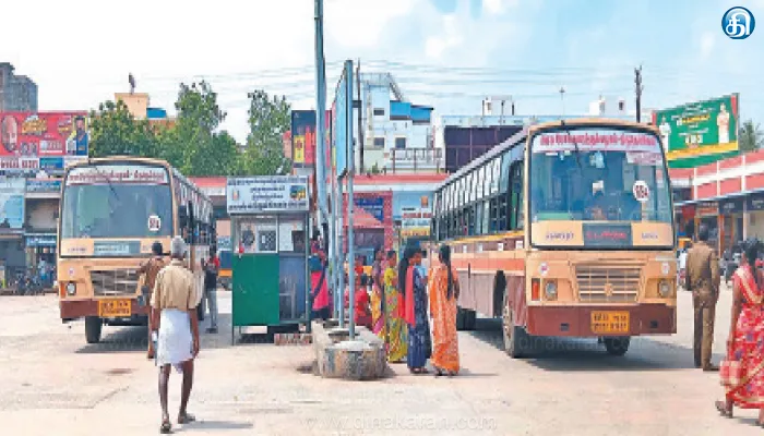 திருச்செந்தூர் பஸ் நிலையத்தில் இருந்து கோயிலுக்கு இயக்கப்பட்ட சர்வீஸ் பஸ்கள் திடீர் நிறுத்தம்: மீண்டும் இயக்க கோரிக்கை